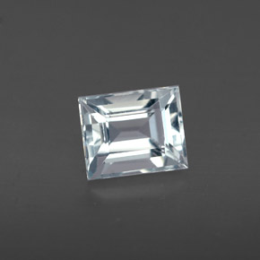 0.84カラットの天然ライトブルーアクアマリン（6×4.9 mm・バゲット）