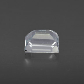 0.84カラットの天然ライトブルーアクアマリン（6×4.9 mm・バゲット）