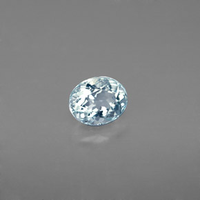 0.68カラットの天然ライトブルーグリーンアクアマリン（6.2×4.9 mm・オーバルカット）