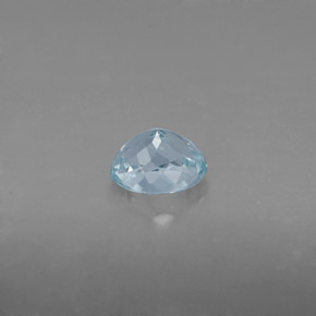 0.68カラットの天然ライトブルーグリーンアクアマリン（6.2×4.9 mm・オーバルカット）