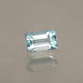 0.30カラットの天然ライトブルーアクアマリン（4.9×3.1 mm・バゲット）