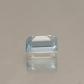 0.30カラットの天然ライトブルーアクアマリン（4.9×3.1 mm・バゲット）