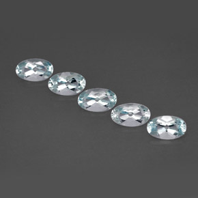 カラットの天然ライトブルーアクアマリン（5×3.1 mm・オーバルカット）