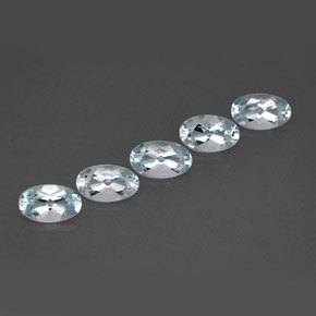 カラットの天然ライトブルーアクアマリン（5×3.1 mm・オーバルカット）