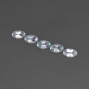 カラットの天然ライトブルーアクアマリン（4.9×3 mm・オーバルカット）