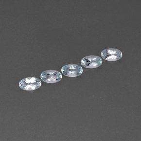 カラットの天然ライトブルーアクアマリン（4.9×3 mm・オーバルカット）