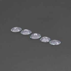 カラットの天然ライトブルーアクアマリン（4.9×3 mm・オーバルカット）