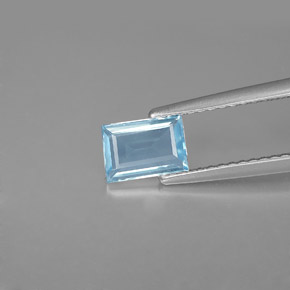 0.63カラットの天然ライトブルーアクアマリン（6.7×4.7 mm・バゲット）