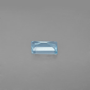 0.63カラットの天然ライトブルーアクアマリン（6.7×4.7 mm・バゲット）