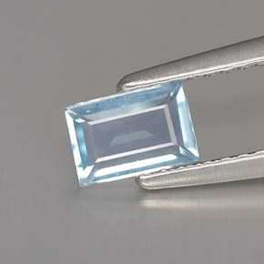 0.43カラットの天然ライトブルーアクアマリン（5.9×4 mm・バゲット）