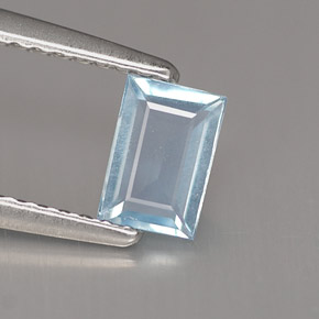 0.43カラットの天然ライトブルーアクアマリン（5.9×4 mm・バゲット）