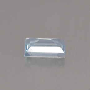 0.43カラットの天然ライトブルーアクアマリン（5.9×4 mm・バゲット）