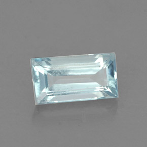 0.62カラットの天然ライトブルーアクアマリン（7×3.8 mm・バゲット）