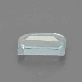 0.62カラットの天然ライトブルーアクアマリン（7×3.8 mm・バゲット）