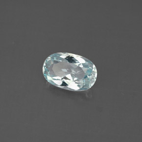 0.88カラットの天然ライトブルーアクアマリン（8×5.2 mm・オーバルカット）