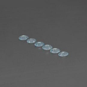 カラットの天然ライトブルーアクアマリン（5×3.1 mm・オーバルカット）