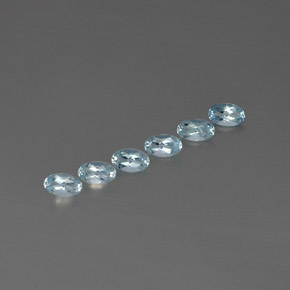 カラットの天然ライトブルーアクアマリン（5×3 mm・オーバルカット）