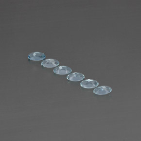カラットの天然ライトブルーアクアマリン（5×3 mm・オーバルカット）