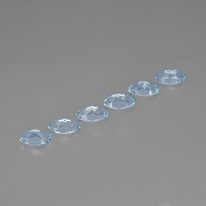 カラットの天然ライトブルーアクアマリン（5×3 mm・オーバルカット）