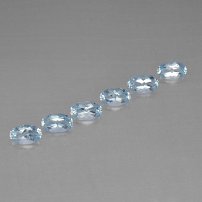 カラットの天然ライトブルーアクアマリン（4.9×3 mm・オーバルカット）