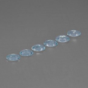 カラットの天然ライトブルーアクアマリン（4.9×3.1 mm・オーバルカット）