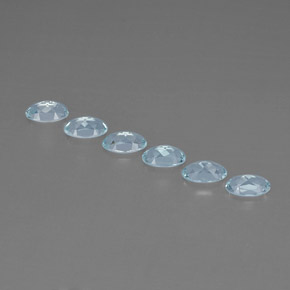 カラットの天然ライトブルーアクアマリン（5.1×3 mm・オーバルカット）