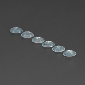 カラットの天然ライトブルーアクアマリン（5×3 mm・オーバルカット）