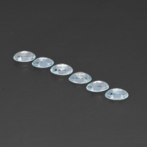 カラットの天然ライトブルーアクアマリン（5.1×3 mm・オーバルカット）