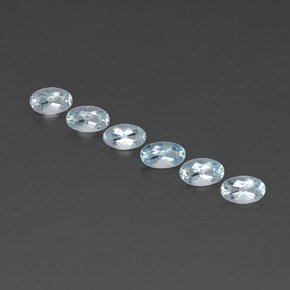 カラットの天然ライトブルーアクアマリン（5×3 mm・オーバルカット）