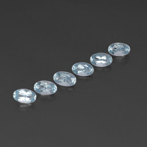 カラットの天然ライトブルーアクアマリン（5×3.1 mm・オーバルカット）