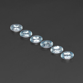 カラットの天然ライトブルーアクアマリン（4.9×3 mm・オーバルカット）