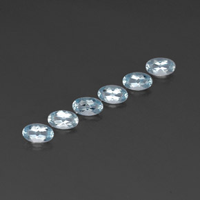カラットの天然ライトブルーアクアマリン（4.9×3 mm・オーバルカット）