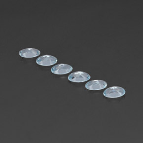 カラットの天然ライトブルーアクアマリン（4.9×3 mm・オーバルカット）