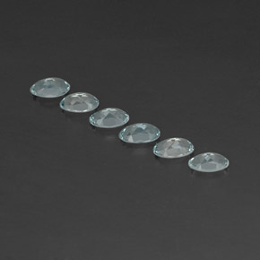 カラットの天然ライトブルーアクアマリン（5×3.1 mm・オーバルカット）
