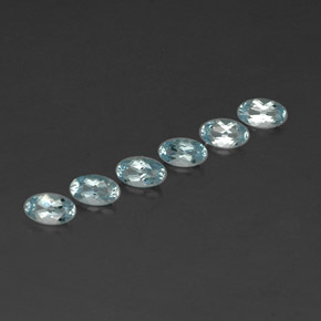 カラットの天然ライトブルーアクアマリン（4.9×2.9 mm・オーバルカット）