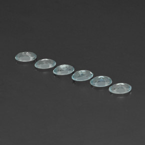 カラットの天然ライトブルーアクアマリン（4.9×2.9 mm・オーバルカット）