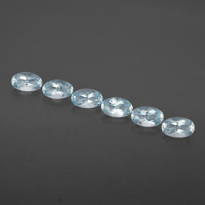 カラットの天然ライトブルーアクアマリン（5×3.1 mm・オーバルカット）