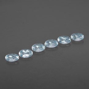 カラットの天然ライトブルーアクアマリン（4.9×3 mm・オーバルカット）