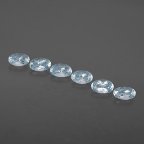 カラットの天然ライトブルーアクアマリン（4.9×3 mm・オーバルカット）