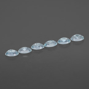 カラットの天然ライトブルーアクアマリン（4.9×3 mm・オーバルカット）