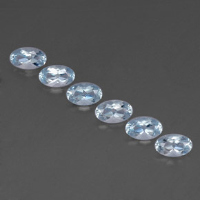カラットの天然ライトブルーアクアマリン（4.9×3 mm・オーバルカット）