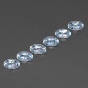 カラットの天然ライトブルーアクアマリン（4.9×3 mm・オーバルカット）