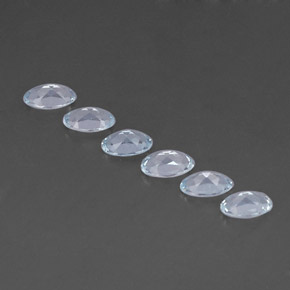 カラットの天然ライトブルーアクアマリン（4.9×3 mm・オーバルカット）