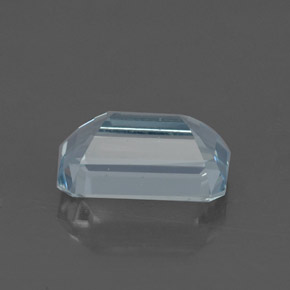 1.35カラットの天然ライトブルーアクアマリン（8.4×5.4 mm・エメラルドカット）