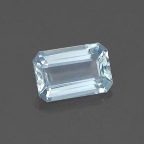 0.84カラットの天然ライトブルーアクアマリン（7.4×4.9 mm・エメラルドカット）