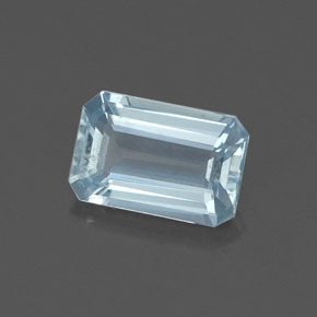 0.84カラットの天然ライトブルーアクアマリン（7.4×4.9 mm・エメラルドカット）