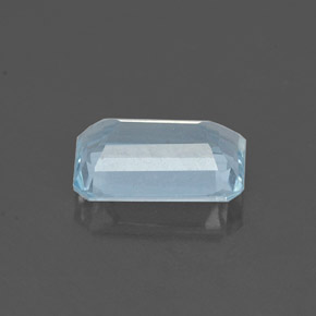 0.84カラットの天然ライトブルーアクアマリン（7.4×4.9 mm・エメラルドカット）