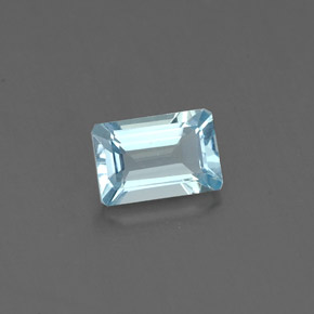 0.54カラットの天然ライトブルーアクアマリン（6.1×4.1 mm・エメラルドカット）
