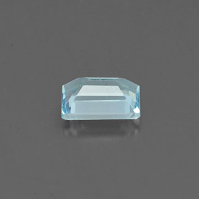 0.54カラットの天然ライトブルーアクアマリン（6.1×4.1 mm・エメラルドカット）