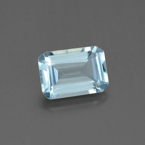 0.84カラットの天然ライトブルーアクアマリン（7×4.9 mm・エメラルドカット）